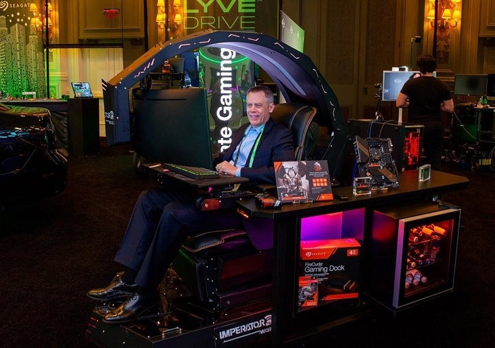 CES Hot Imperator Works IW R1 Computer Cockpit Genuine Leather Chair Workstation with RGB OEM ODM acer predator Thronos comfort
